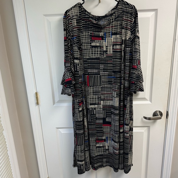N Touch Dresses & Skirts - Chic Black and White Geometric Dress Bell Sleeve Has Stretch